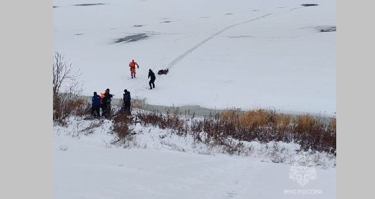 Рыбака спасли  на тонком льду Гребного канала в Нижнем Новгороде