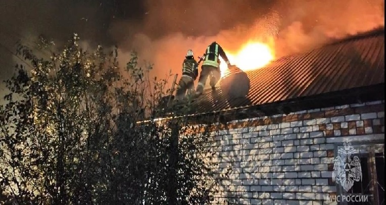 Пожарные потушили огонь в доме в Нижнем  Новгороде